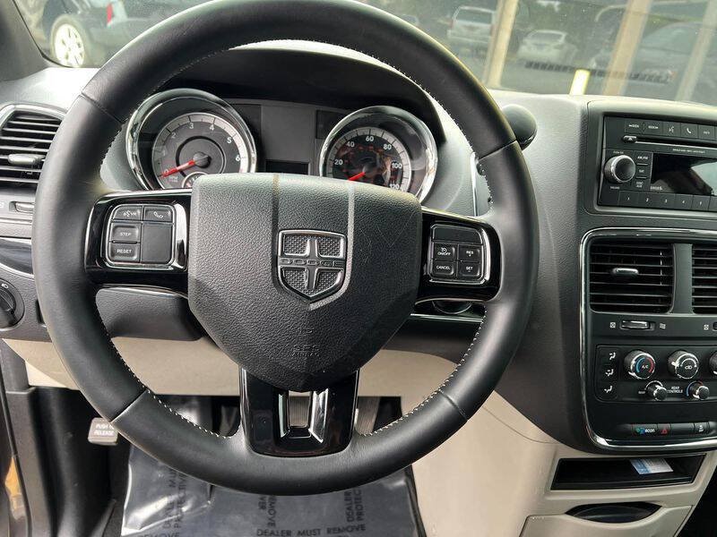 Used 2017 Dodge Grand Caravan SE FWD image 22