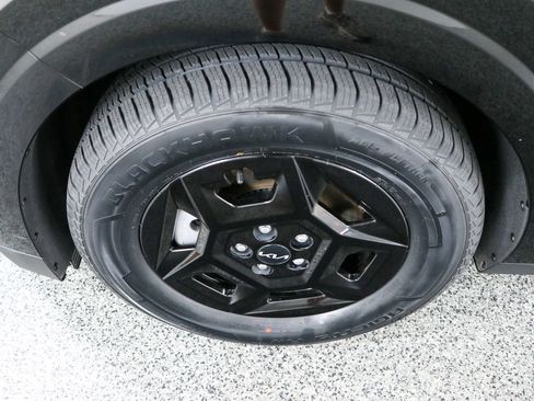 Used 2025 Kia Carnival FWD image 11