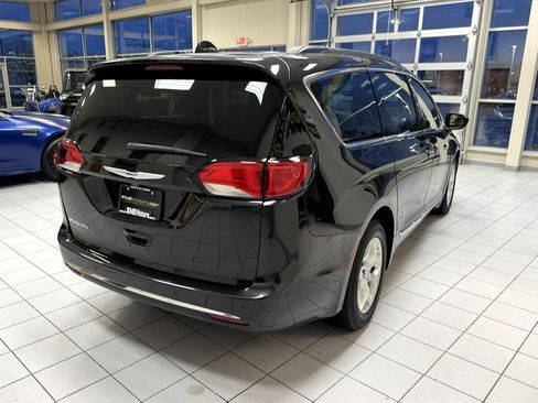 Used 2017 Chrysler Pacifica Touring-L w/ Tire & Wheel Group image 8