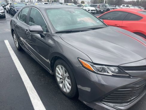 Used 2019 Toyota Camry LE image 3