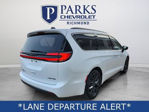 Used 2025 Chrysler Pacifica Limited FWD image 8