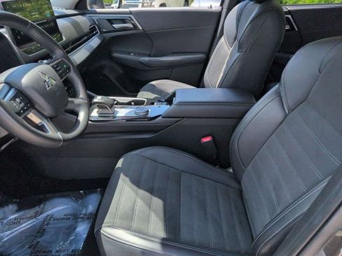 Used 2025 Mitsubishi Outlander SE FWD image 25