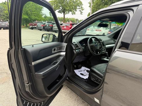 Used 2016 Ford Explorer XLT w/ Equipment Group 202A AWD/4WD image 9