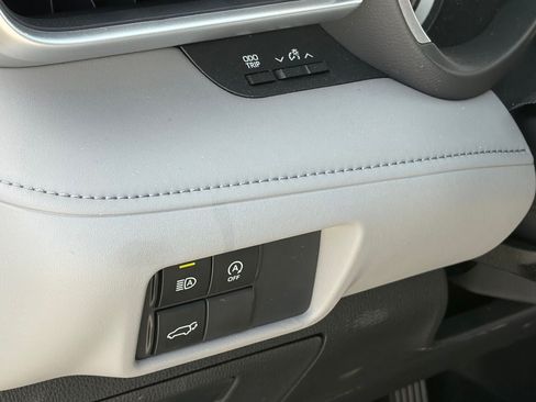 Used 2025 Toyota Highlander XLE FWD image 9