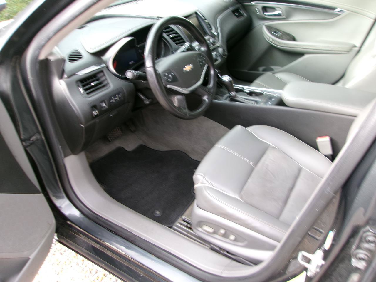 Used 2015 Chevrolet Impala LT w/ Convenience Package FWD image 11