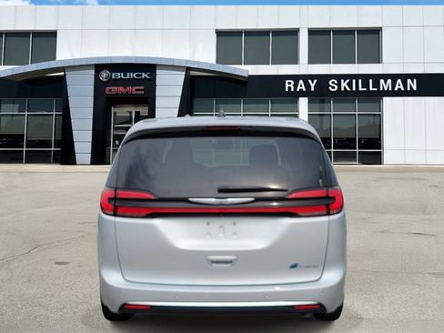 Used 2023 Chrysler Pacifica Touring-L FWD image 4