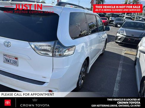 Used 2015 Toyota Sienna SE Premium FWD image 2