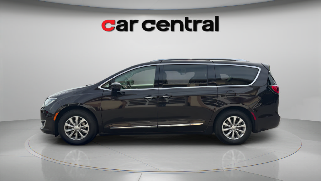 Used 2018 Chrysler Pacifica Touring-L FWD image 2