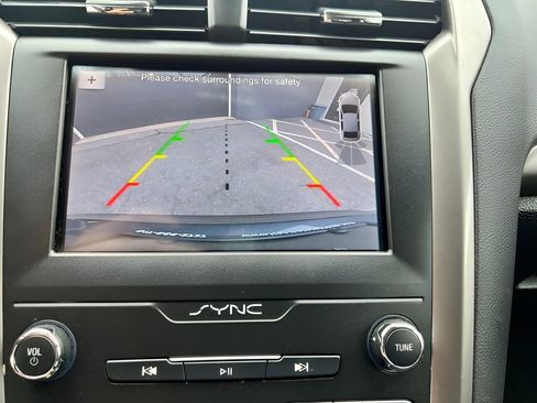Used 2019 Ford Fusion SE FWD image 17
