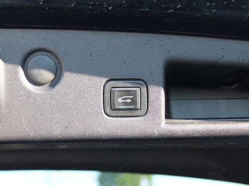 Used 2018 Chevrolet Equinox LT FWD image 18