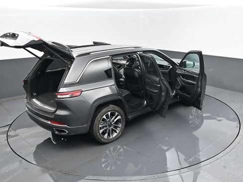 Used 2022 Jeep Grand Cherokee Overland w/ Luxury Tech Group IV AWD/4WD image 31