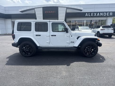 Used 2025 Jeep Wrangler Unlimited Sahara image 2