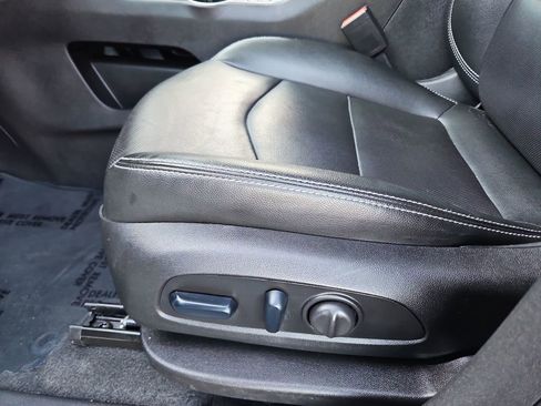 Used 2024 GMC Terrain SLT image 24