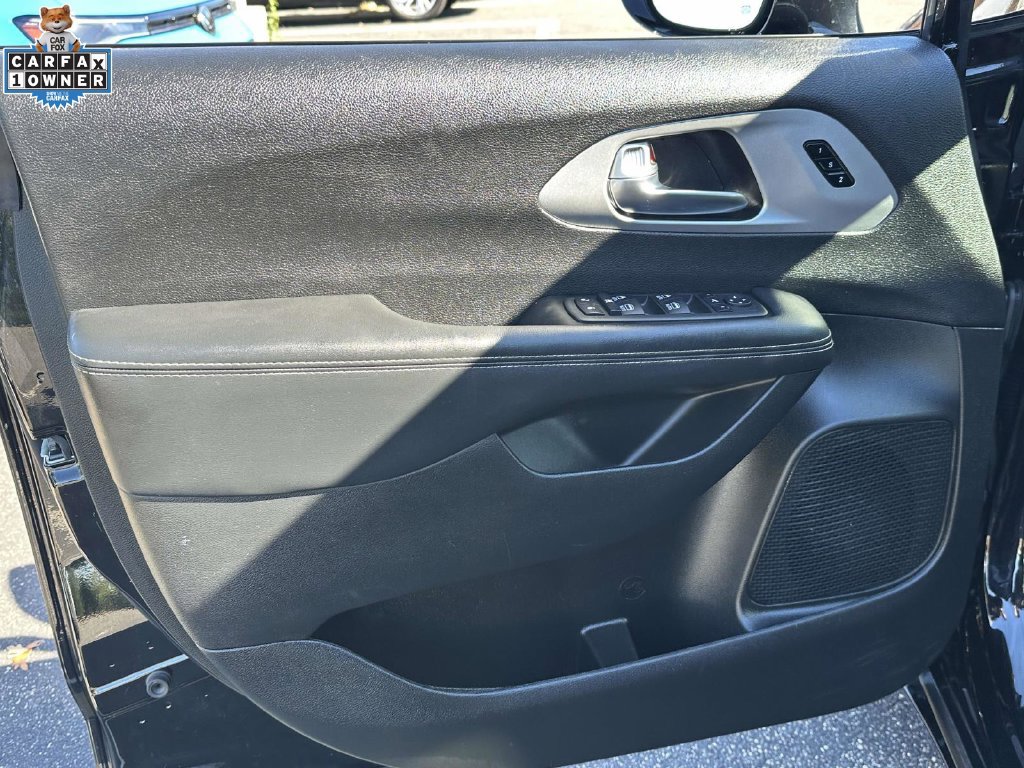 Used 2025 Chrysler Pacifica Limited FWD image 15