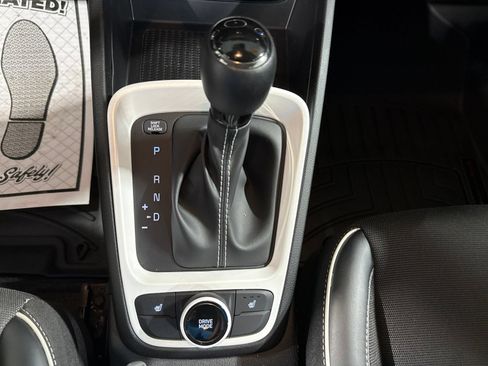 Used 2022 Hyundai Venue Limited FWD image 32