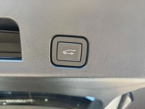 Used 2025 Buick Enclave Preferred image 9