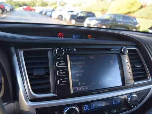 Used 2018 Toyota Highlander XLE AWD/4WD image 15
