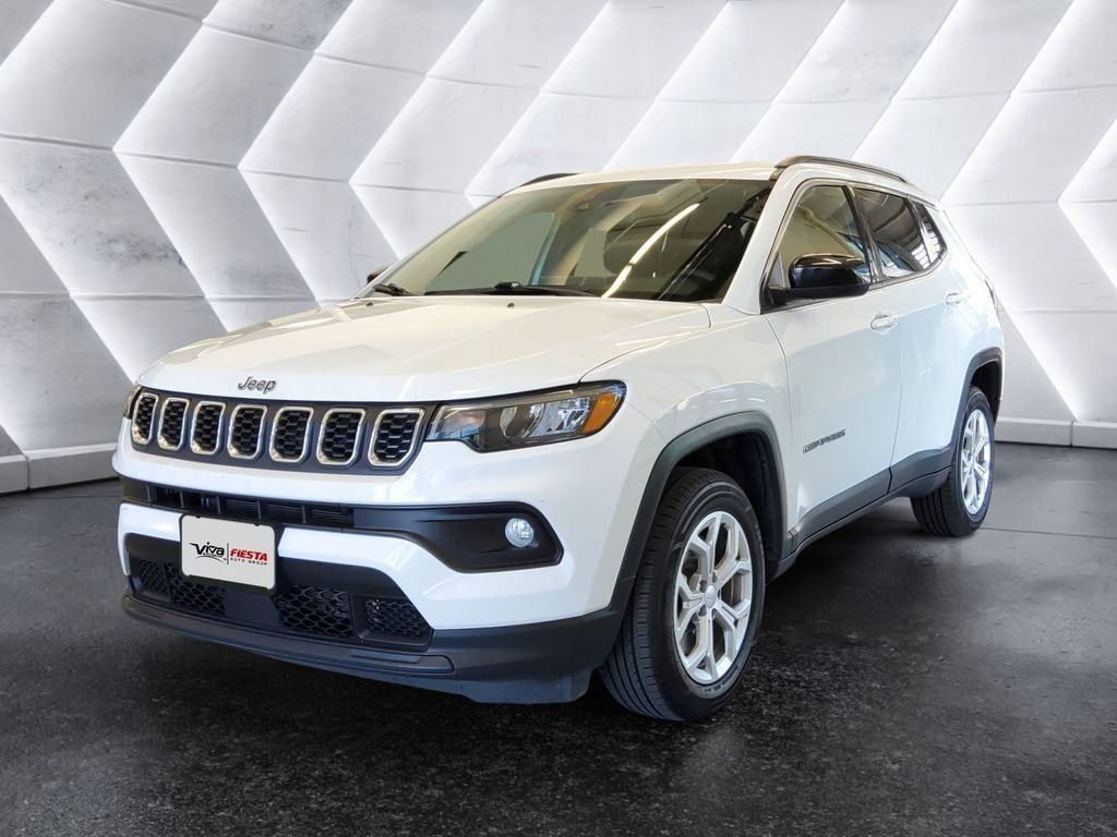 Used 2024 Jeep Compass Latitude AWD/4WD image 3