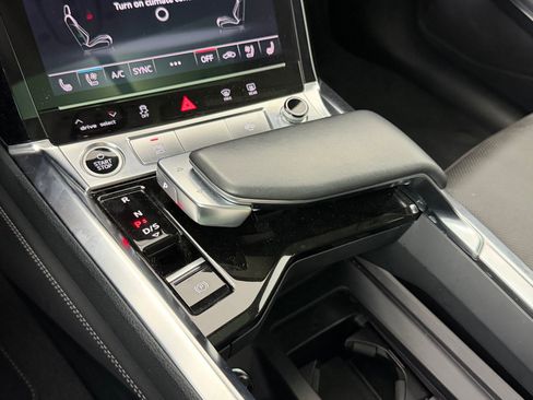 Used 2022 Audi e-tron Premium Plus w/ Premium Plus Package image 18