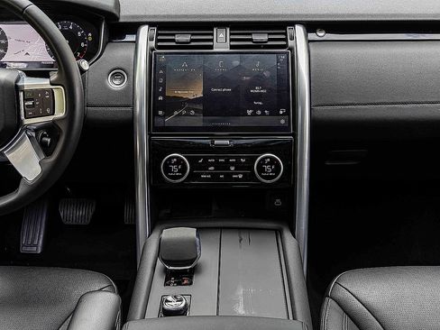 Used 2024 Land Rover Discovery S image 11