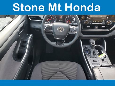 Used 2021 Toyota Highlander LE image 18