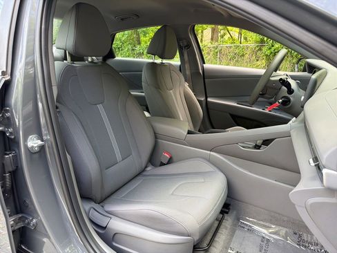 Certified 2024 Hyundai Elantra SE FWD image 9