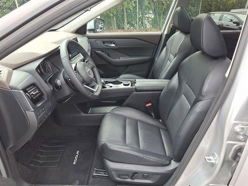 Used 2023 Nissan Rogue SV w/ SV Premium Package image 14