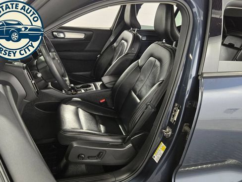 Used 2022 Volvo XC40 T5 Momentum w/ Premium Package AWD/4WD image 26