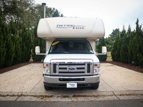 Used 2018 Ford E-350 and Econoline 350 Super Duty w/ Motorhome Prep Package image 3