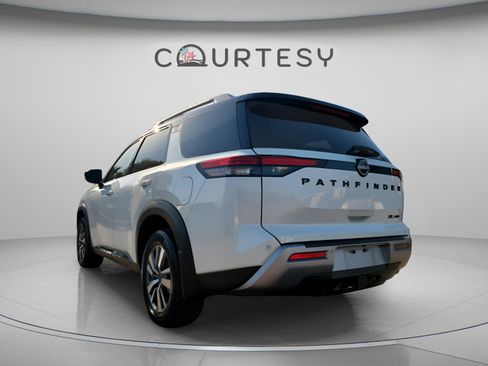 Certified 2024 Nissan Pathfinder SL image 2