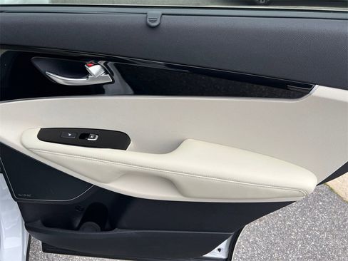 Used 2017 Kia Sorento SX image 19