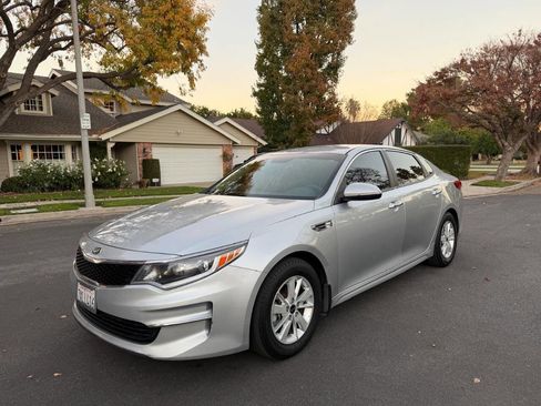 Used 2017 Kia Optima LX w/ Convenience Package image 2
