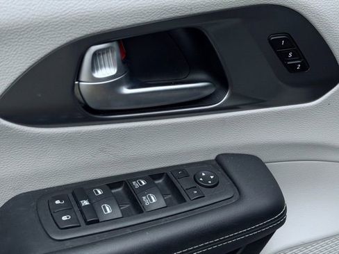 Used 2023 Chrysler Pacifica Touring-L FWD image 15
