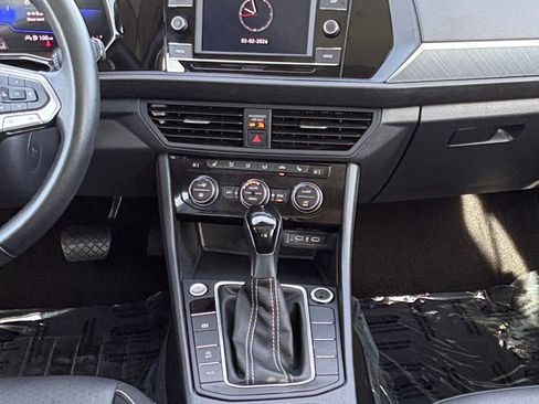 Used 2024 Volkswagen Jetta SE image 3