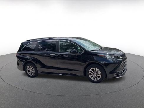 Used 2025 Toyota Sienna XLE FWD image 2