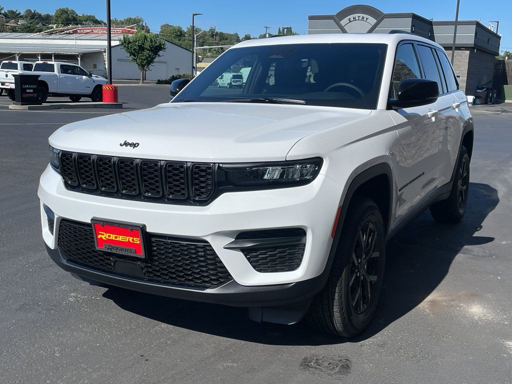 Certified 2025 Jeep Grand Cherokee Altitude AWD/4WD image 3