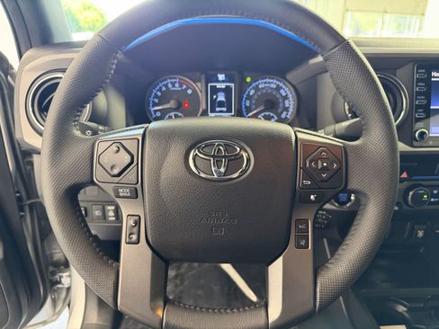 Used 2022 Toyota Tacoma TRD Off-Road AWD/4WD image 15