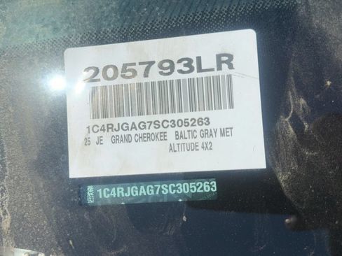 Used 2025 Jeep Grand Cherokee Altitude RWD image 19
