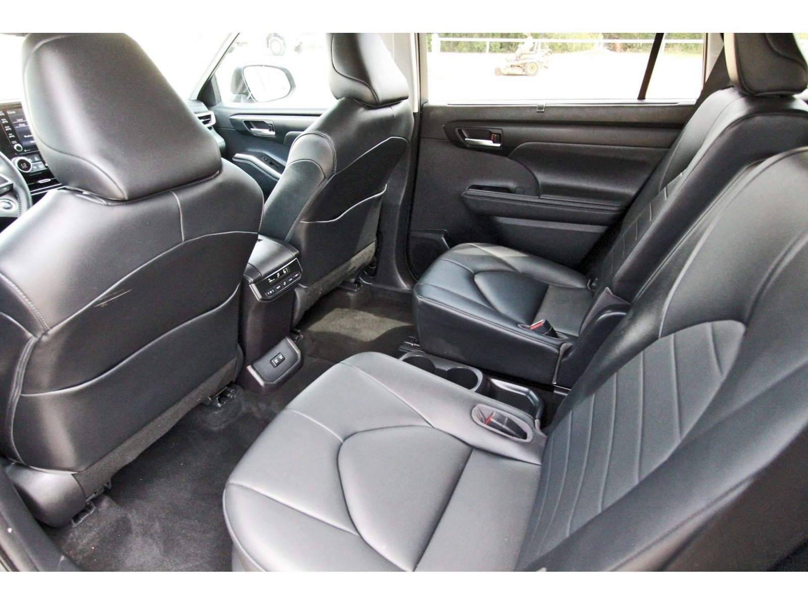 Used 2020 Toyota Highlander XLE AWD/4WD image 31