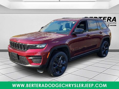 New 2025 Jeep Grand Cherokee Altitude image 2