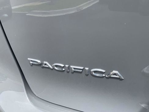 Used 2025 Chrysler Pacifica Select FWD image 4