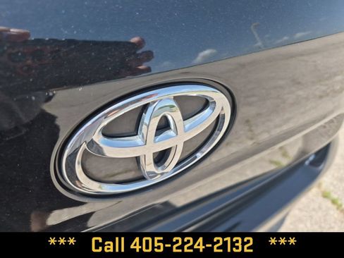 Used 2024 Toyota Highlander LE FWD image 9
