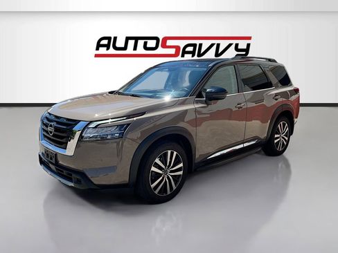 Used 2023 Nissan Pathfinder Platinum w/ Lighting Package (N93) AWD/4WD image 3