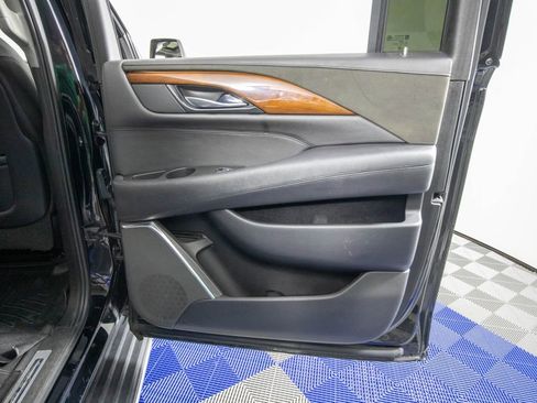 Used 2019 Cadillac Escalade ESV Luxury image 16