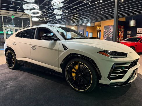 Used 2019 Lamborghini Urus AWD/4WD image 16