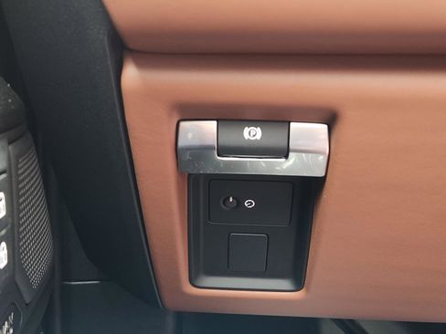 Used 2025 Land Rover Defender 110 image 16