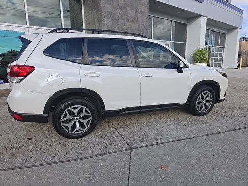 Used 2023 Subaru Forester Premium image 27
