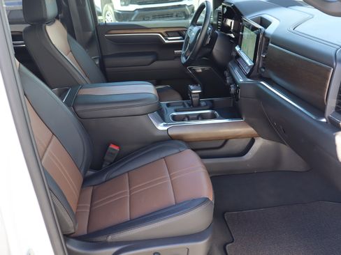 Certified 2025 Chevrolet Silverado 1500 High Country w/ Technology Package image 39