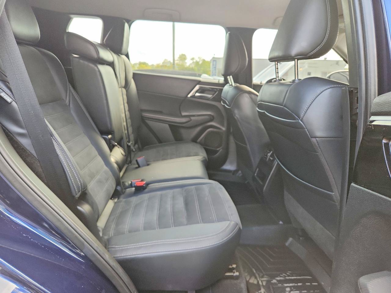 Used 2024 Mitsubishi Outlander 4WD Plug-In Hybrid image 9