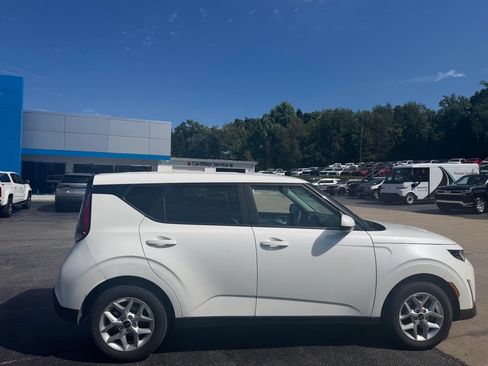 Used 2025 Kia Soul LX w/ LX Technology Package FWD image 2
